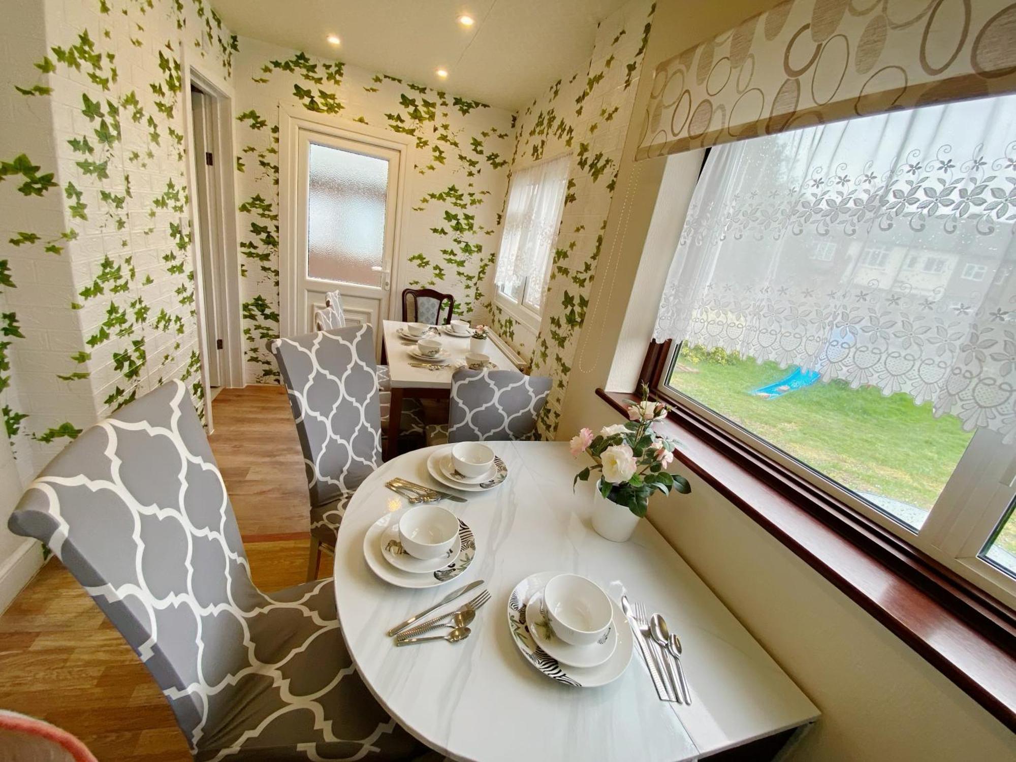 Barking London House Sleeps 12 - Parking - Train Tube - Airportヴィラ エクステリア 写真